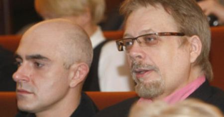 Raczek dobrze zarabia na byciu gejem
