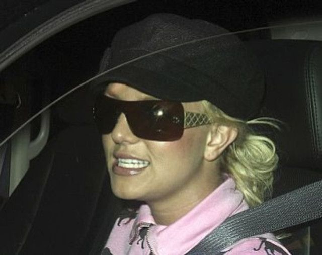 Britney oszalała. Rozebrała się w sklepie i ukradła perukę!