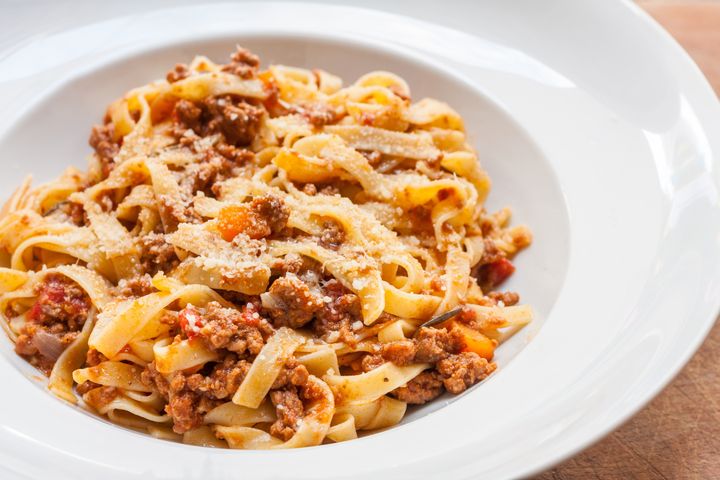 Ragu bolognese podaje się z makaronem tagliatelle