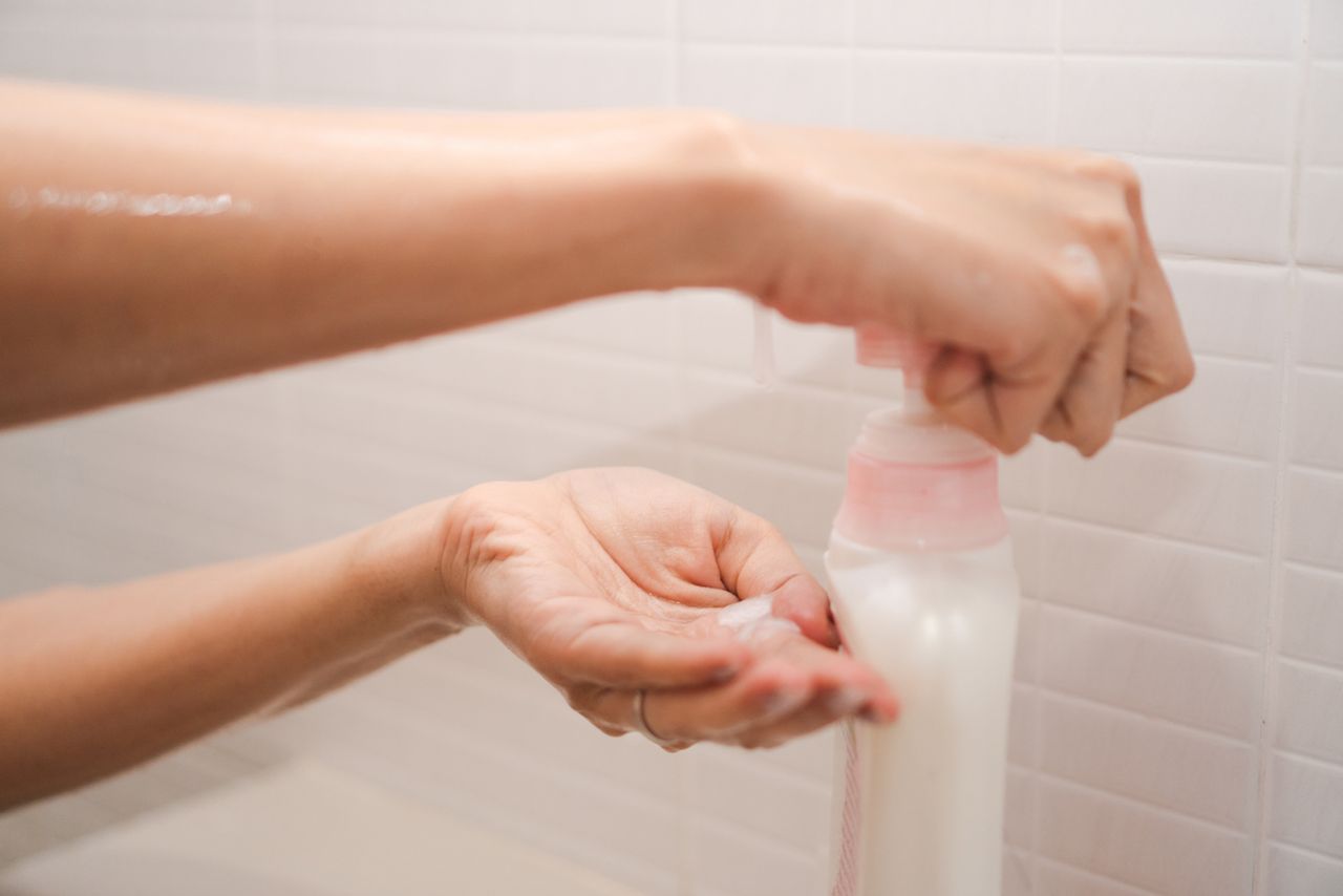 Higiena intymna kobiet – jak o nią dbać? Zasady pielęgnacji intymnej na co dzień, w czasie miesiączki, ciąży, menopauzy