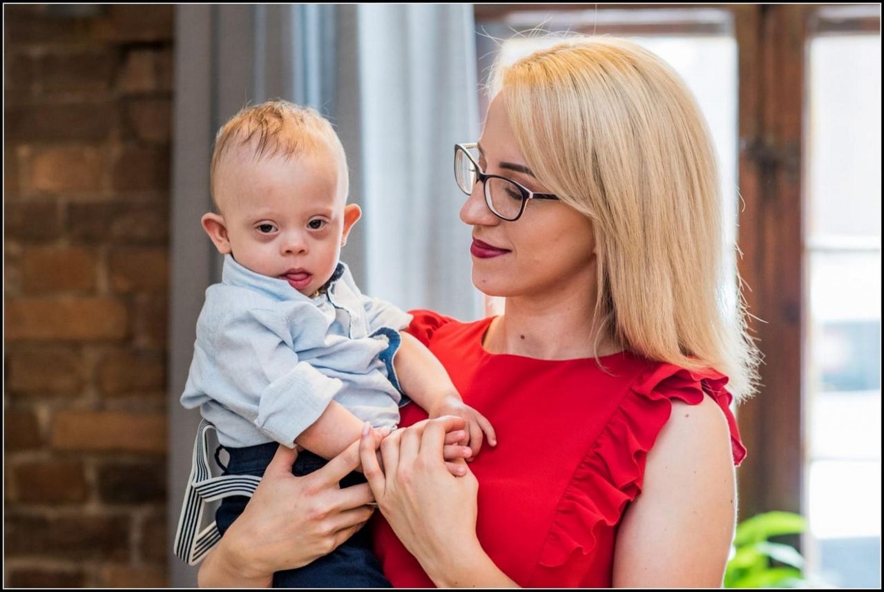 "Myślałam - dlaczego mnie to spotyka?". Mama Karola o życiu z dzieckiem z zespołem Downa
