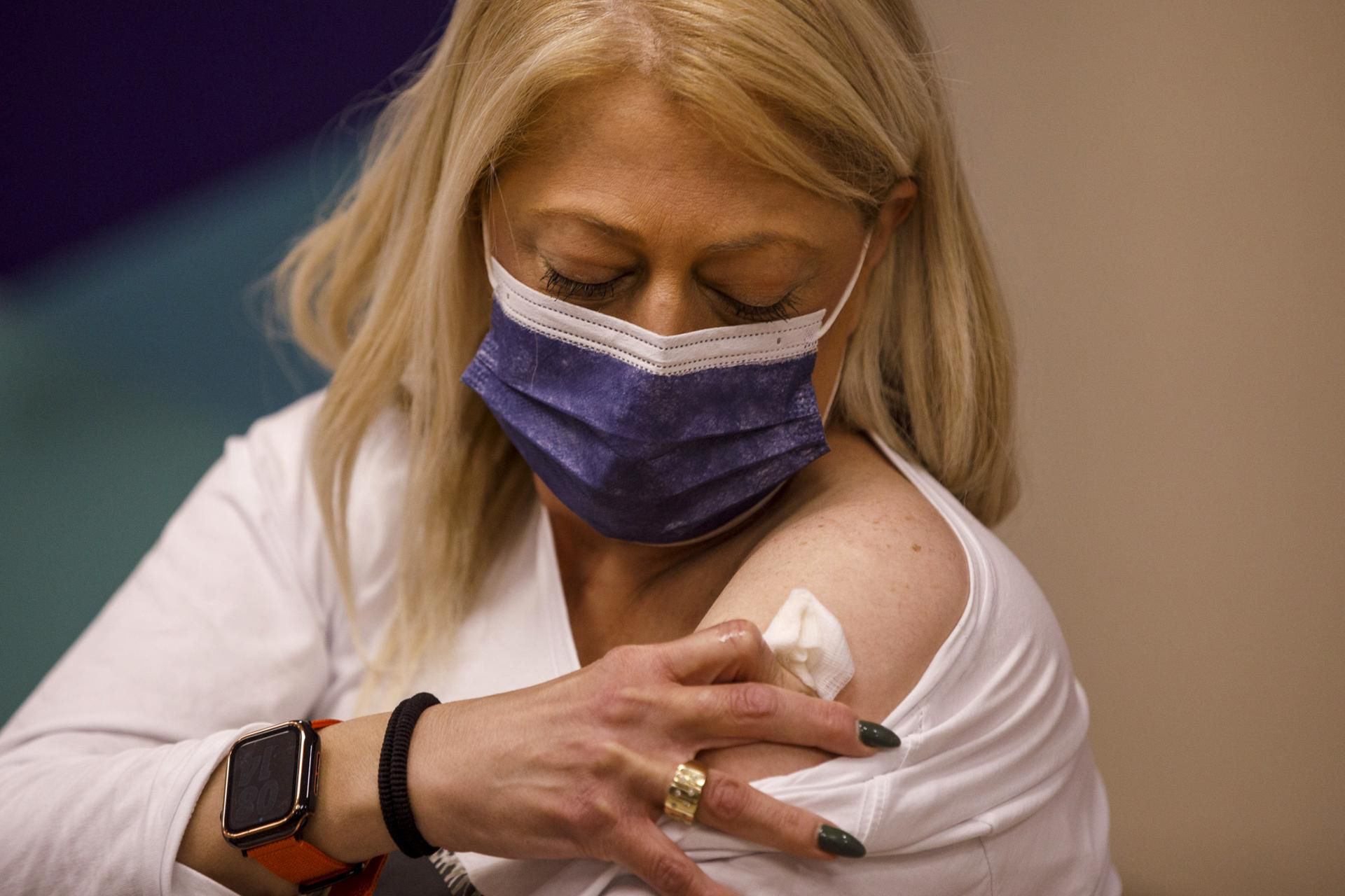 Badania wskazują, że po czterech miesiąca spada ochrona zapewniana przez booster