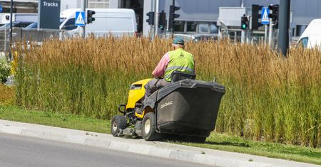 O krok od tragedii w czasie koszenia trawy. "10-latka była cała obsypana szkłem"