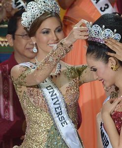 Miss Indonezji 2014 odbiera koronę z rąk Miss Uniwersum