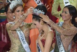 Miss Indonezji 2014 odbiera koronę z rąk Miss Uniwersum