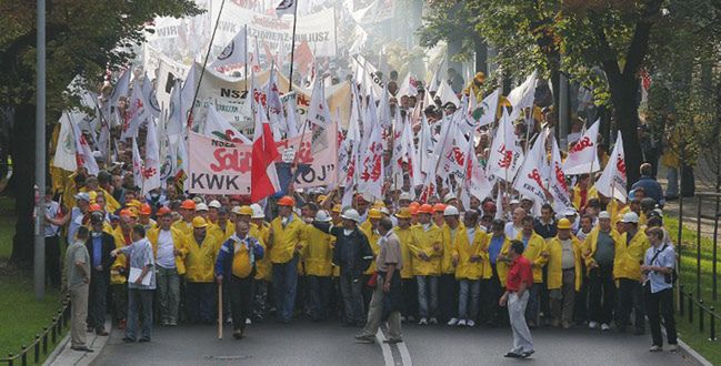 Związkowcy: wynagrodzenia pracowników KW spadną w 2014 o ok. 2 proc.