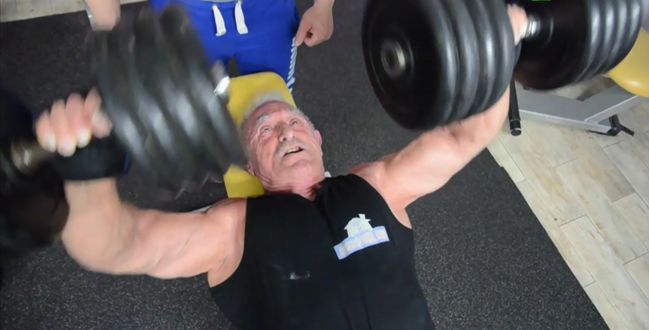 Ma prawie 72 lata, a podnosi... 200 kg!