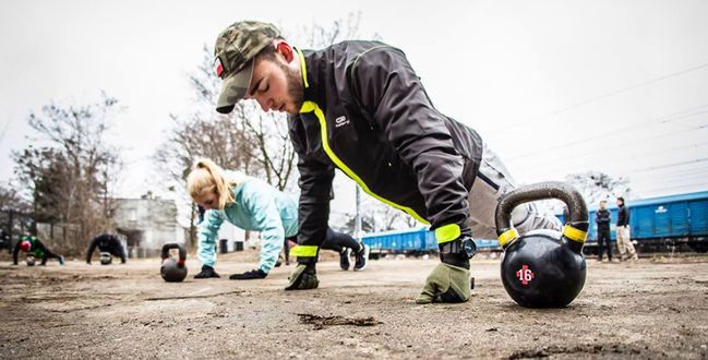 Mud Max: Biegacze kontra rugbiści