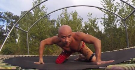 Niesamowite akrobacje na trampolinie