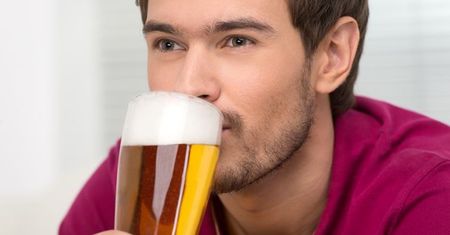 Lubisz piwo? Uważaj na komary!