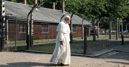 Papież Franciszek przeszedł przez bramę "Arbeit Macht Frei"