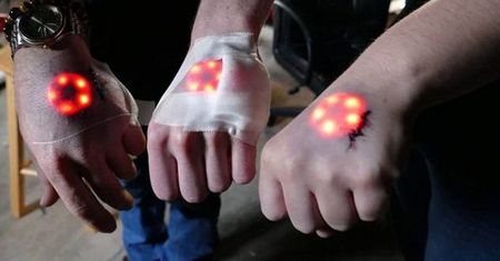 Nowa moda. Umieszczają sobie diody LED pod skórę