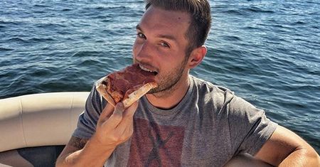 Podróżuje po świecie, jedząc pizzę. Zazdrość!