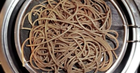 Czym jest makaron soba? Syci na dłużej, wspiera serce