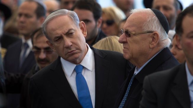 Premier Izraela Benjamin Netanjahu i Prezydent Francji Francois Hollande podczas pogrzebu ofiar ataków w Paryżu