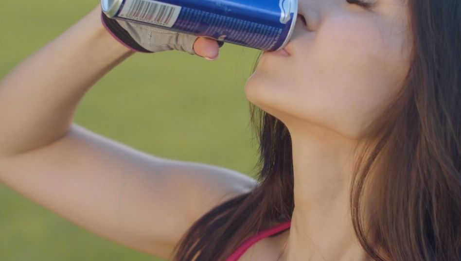 Napoje energetyczne uzależniają. Zobacz, co dzieje się w twoim organizmie po ich wypiciu (WIDEO)