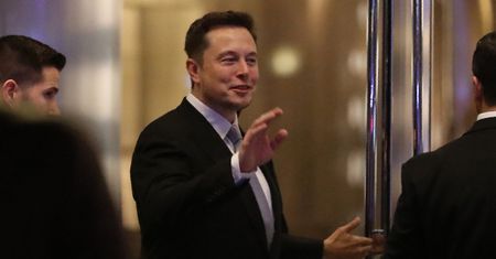 SpaceX wyśle dwóch turystów w podróż dookoła księżyca