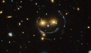 "Uśmiechnięta buźka" na zdjęciu Kosmicznego Teleskopu Hubble'a