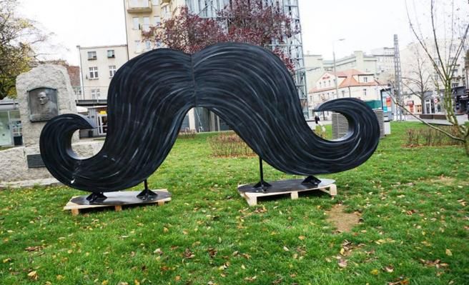 Gdynia wspiera akcję "Movember". W centrum miasta wyrosły wielkie wąsy