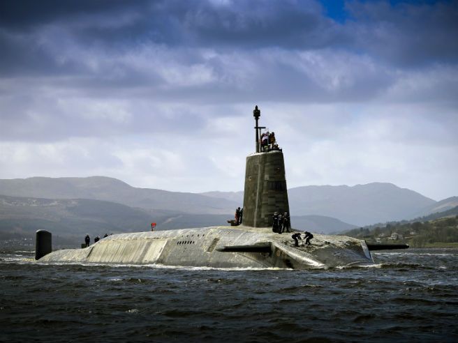 Atomowy nóż w plecy. Wielka Brytania zrezygnuje z arsenału nuklearnego?