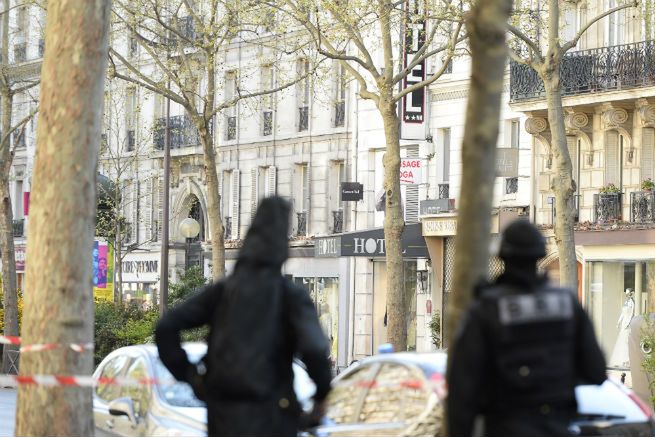 Szaleniec zabarykadował się w hotelu w Paryżu. Twierdził, że ma bombę