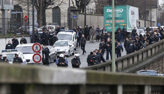 Zamachowcy z Paryża zginęli podczas akcji policji. Akcja też w Paryżu