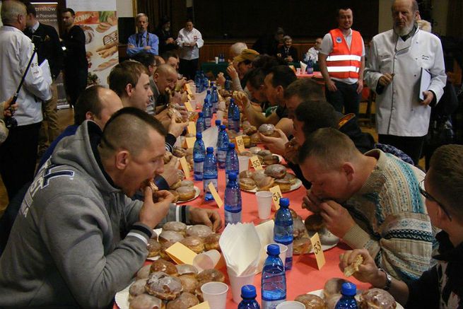 Kto zje szybciej 10 pączków? Mistrzowskie zawody w Poznaniu