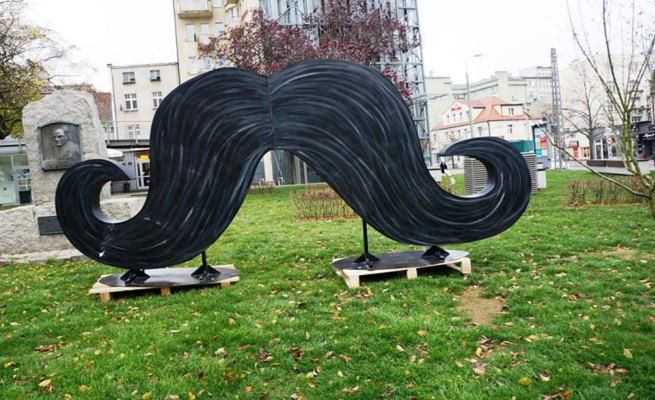 Gdynia wspiera akcję "Movember". W centrum miasta wyrosły wielkie wąsy