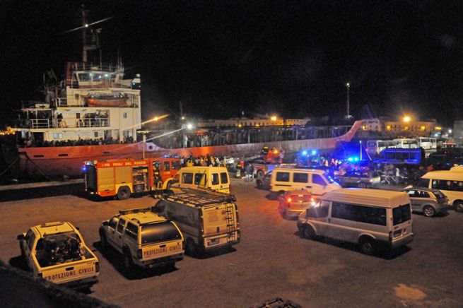 Włoska straż przybrzeżna przejęła statek z imigrantami
