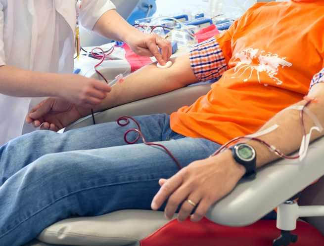 Homoseksualiści z USA będą mogli oddawać krew? "Nie wszyscy"