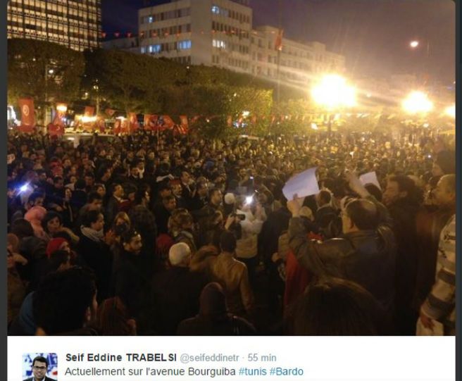 Tysiące ludzi manifestują w Tunisie. Chcą oddać cześć ofiarom ataku