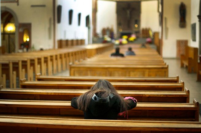 W Kościele katolickim ciągle spada liczba praktykujących wiernych