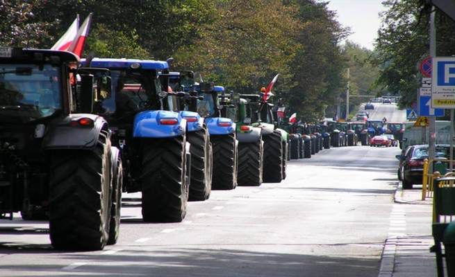Pomorscy rolnicy blokują drogi. W czwartek będą w Warszawie