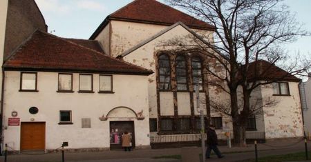 Gdańscy policjanci zatrzymali 31-latka. Rozbierając się, próbował wejść do synagogi i ubliżał znajdującym się w środku kobietom