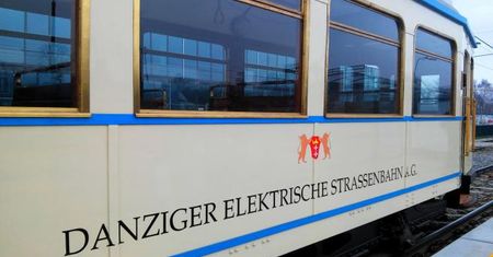 Po Gdańsku jeździ jeden z najstarszych tramwajów w Polsce. "Jedną ręką hamuję, drugą zakręcam"