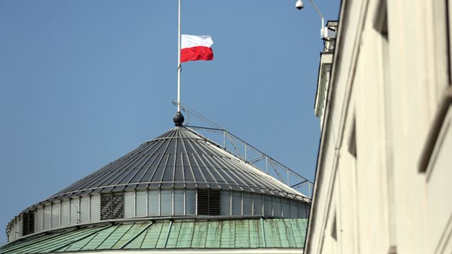 Opuszczona do połowy flaga Polski na dachu sejmu na znak żałoby po śmierci Władysława Bartoszewskiego