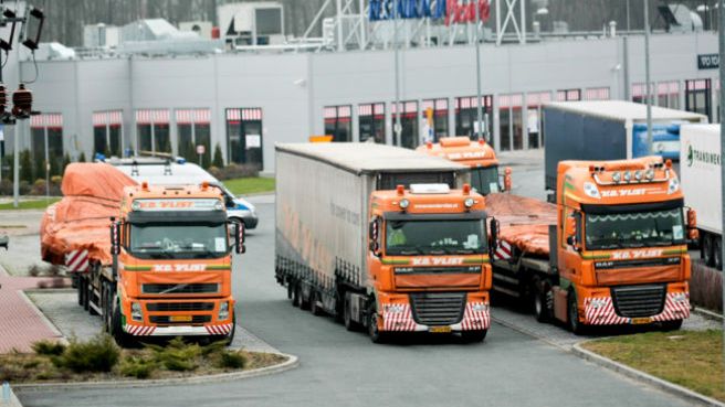 Konwój ciężarówek przewożący szczątki Boeinga 777