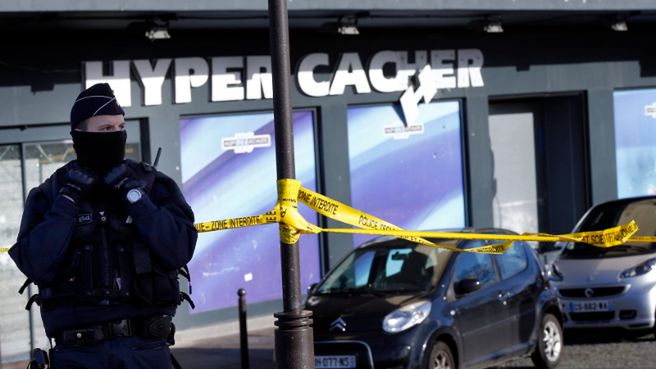 Francuski policjant przed marketem, gdzie doszło do ataku