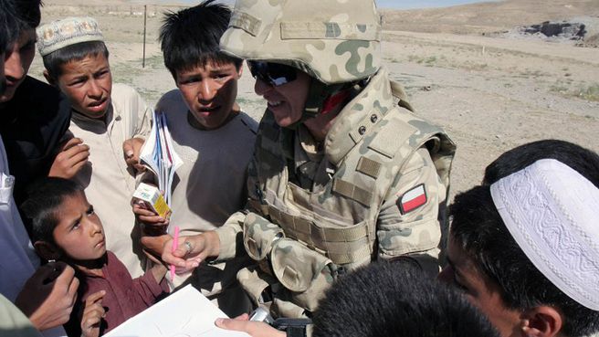 Specjaliści z CIMIC, PRT i S-5 przekazują prezenty dla afgańskich dzieci od szkoły w Krakowie, 2010 r.