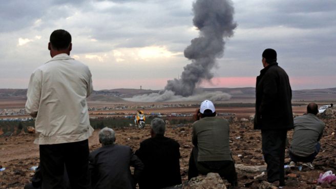 Ostrzał miasta w Syrii Kobane, gdzie trwa walka z Państwem Islamskim, widoczny z tureckiej strony granicy; październik 2014 r.