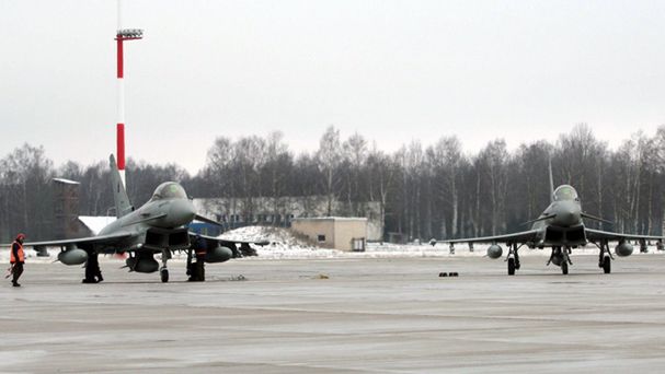 Myśliwce NATO na litewskim lotnisku w Szawlach