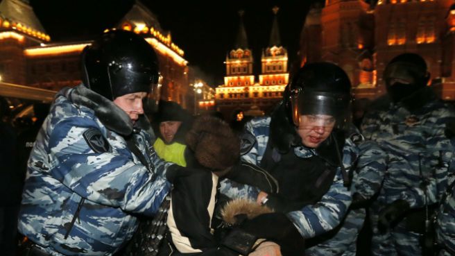 Demonstracja opozycji w Moskwie w związku wyrokiem na braci Nawalnych