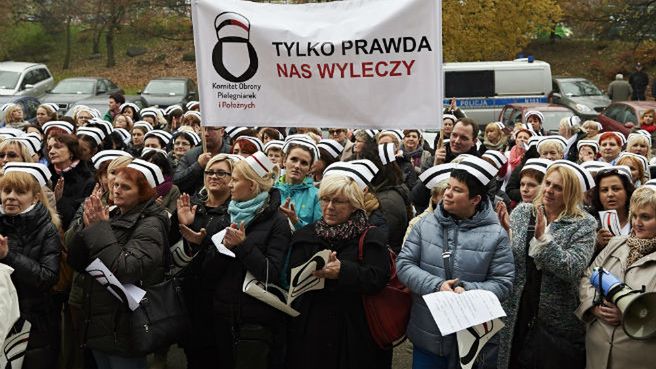 Pielęgniarki i położne z pomorskich szpitali protestujące w listopadzie 2014 r. przed Urzędem Marszałkowskim w Gdańsku. Manifestujące domagały się podwyżek wynagrodzeń i zwiększenia obsady na szpitalnych oddziałach