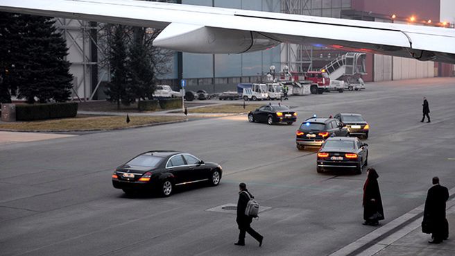 Prezydencka kolumna na lotnisku wojskowym w Warszawie