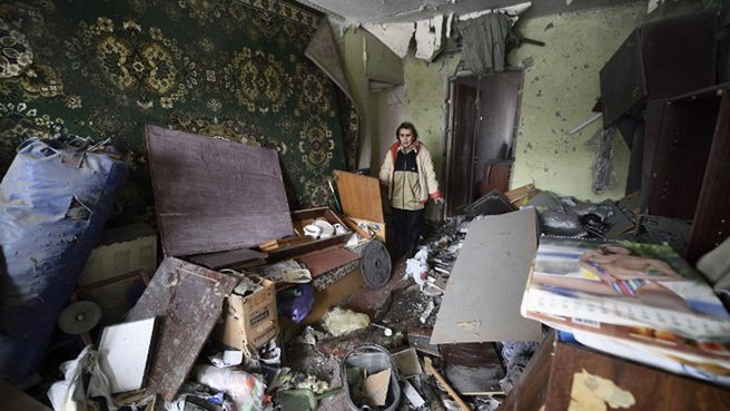 Kobieta w zniszczonym w okolicach Doniecka