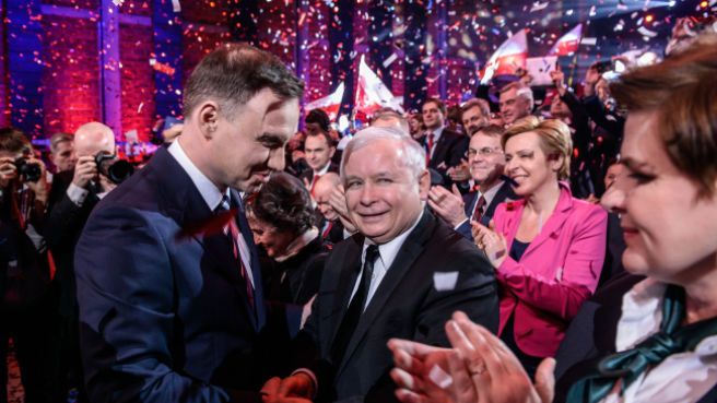 Kandydat Prawa i Sprawiedliwości na prezydenta, Andrzej Duda oraz prezes PiS Jarosław Kaczyński podczas konwencji wyborczej w Warszawie