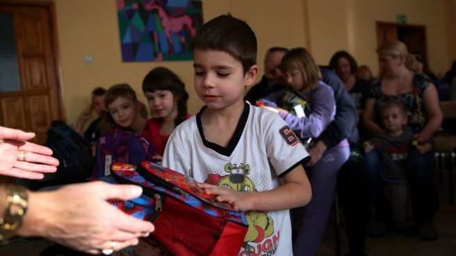 Podczas spotkania organizacyjnego z kurator oświaty Grażyną Przasnyską wszystkie dzieci w wieku szkolnym otrzymały podręczniki, przybory szkolne i plecaki od lekarzy z Porozumienia Zielonogórskiego