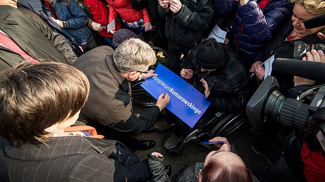 Prezydent Bronisław Komorowski podczas spotkania z wyborcami na rynku w Aleksandrowie Kujawskim
