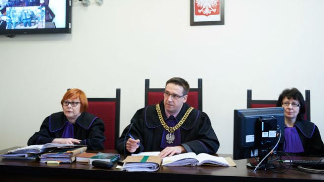 Sędziowie Sądu Okręgowego, od lewej: Małgorzata Misiurna, Krzysztof Solecki i Dorota Kołodziej, podczas posiedzenia 16 marca przed Sądem Okręgowym w Gdańsku, w sprawie ewentualnej izolacji Henryka Z., który odbył karę 25 lat więzienia za gwałt i zabójstwo 5-miesięcznej dziewczynki.