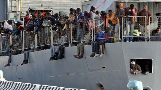 Imigranci uratowani przez włoski okręt